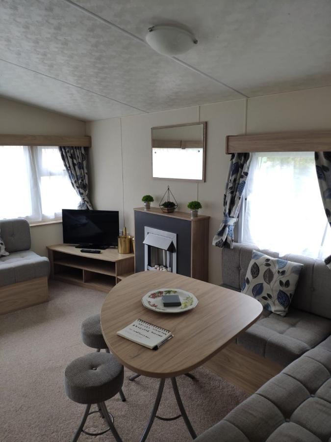 Lovely Static 8 Bed Caravanat At Billing Aquadrome Northampton Exterior photo