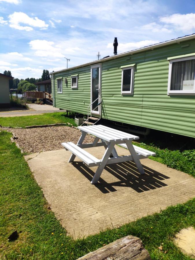Lovely Static 8 Bed Caravanat At Billing Aquadrome Northampton Exterior photo